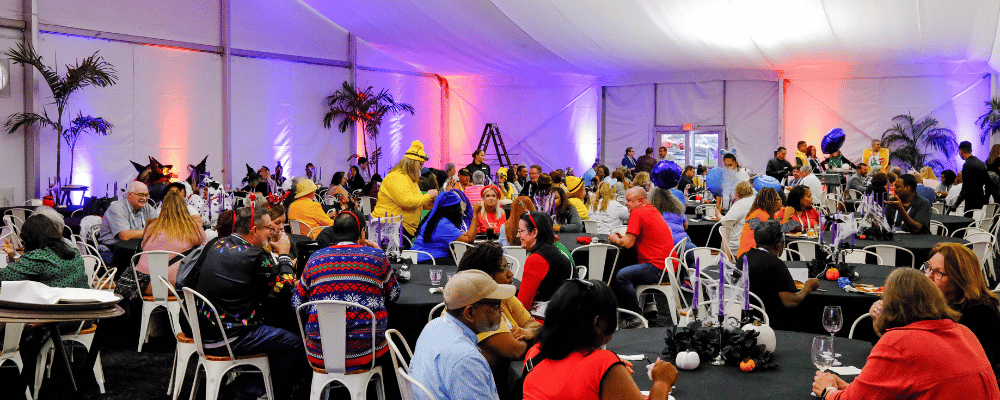 group of franchise attendees at an evening dinner