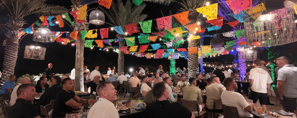 group of incentive trip attendees having dinner