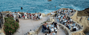 group of attendees enjoying dinner at an incentive trip in cabo san lucas