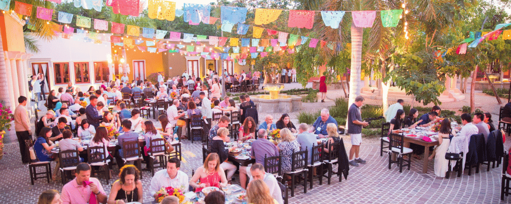group of attendees enjoying dinner at an incentive trip in mexico