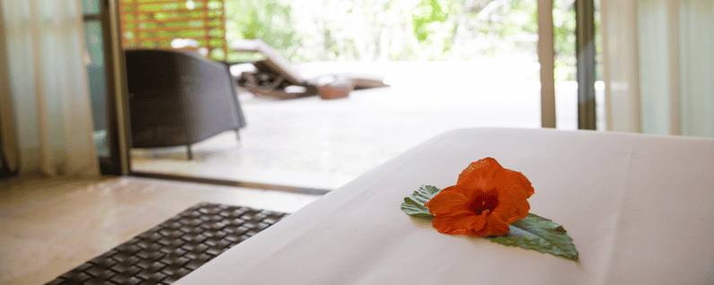 hoyel room with flower on bed at incentive resort