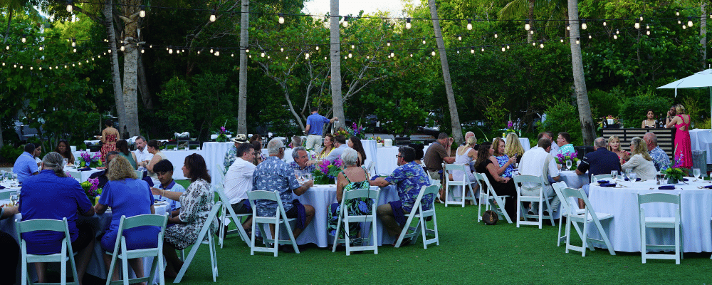 group of incentive trip attendees having dinner in key largo