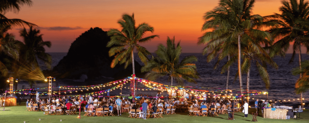 group of attendees having dinner outside during an incentive trip