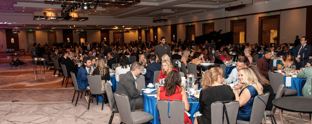 group of attendees enjoying dinner at a conference