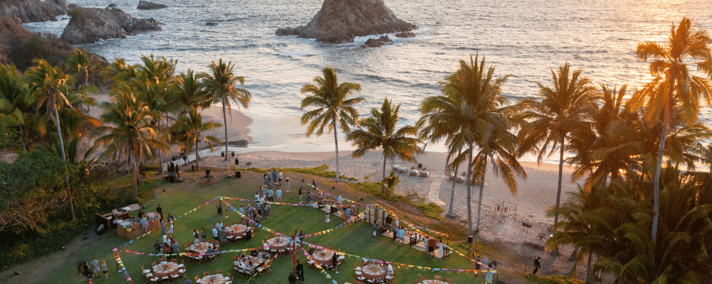 group of attendees enjoying dinner during an incentive trip