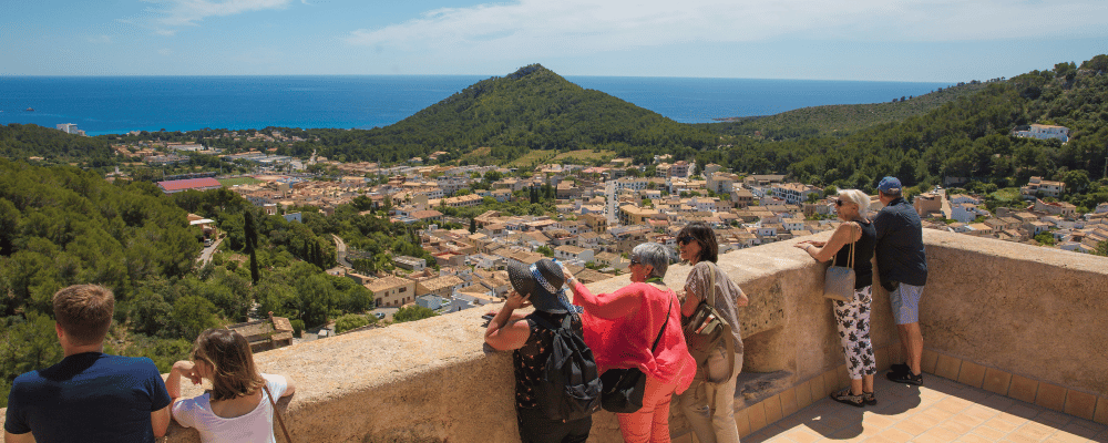 group of incentive trip attendees enjoying an ocean view