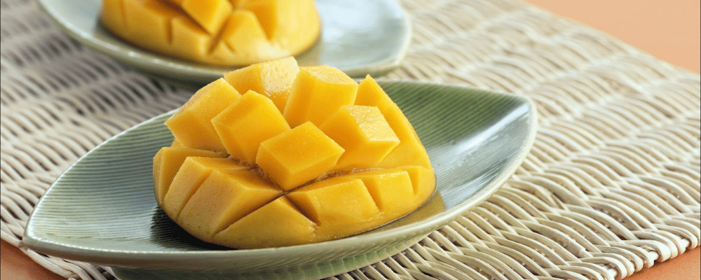 plate of sliced mango in costa rica
